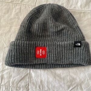 The North Face Beanie Winter Hat Men’s OS Gray Logo Fleece Inside Knit Outdoor